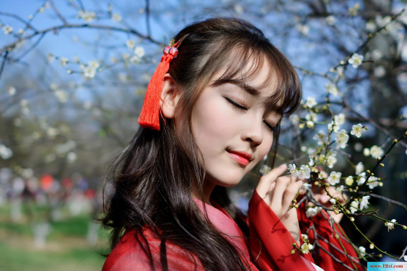 梅花下的古装红裙女子-甜美厚重【30P】