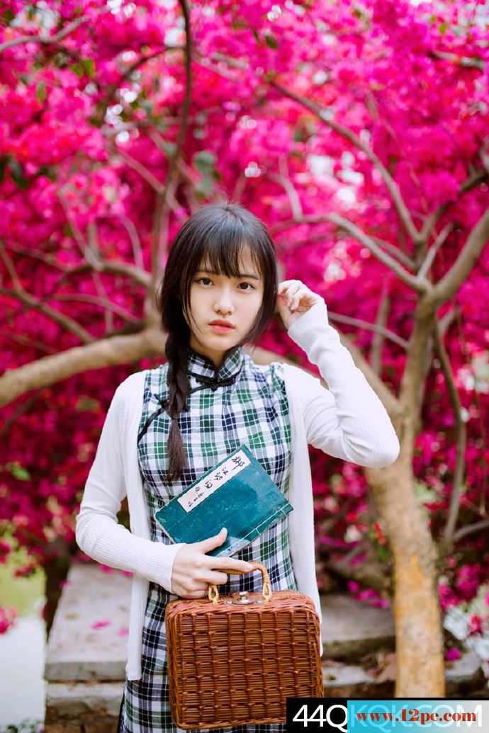 花海中的素雅小旗袍-好甜美的笑呀【12P】