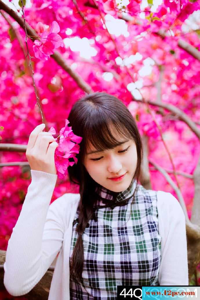 花海中的素雅小旗袍-好甜美的笑呀【12P】