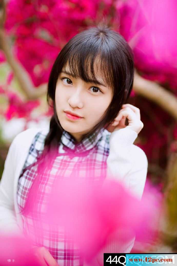 花海中的素雅小旗袍-好甜美的笑呀【12P】