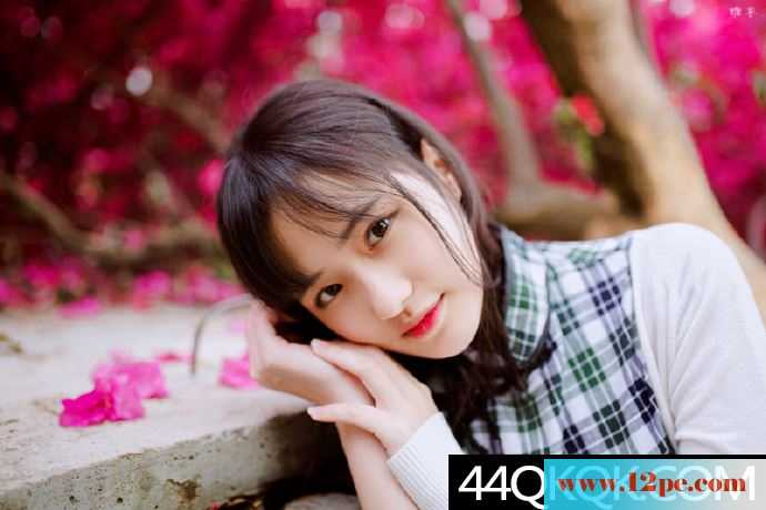 花海中的素雅小旗袍-好甜美的笑呀【12P】