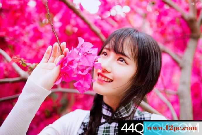 花海中的素雅小旗袍-好甜美的笑呀【12P】