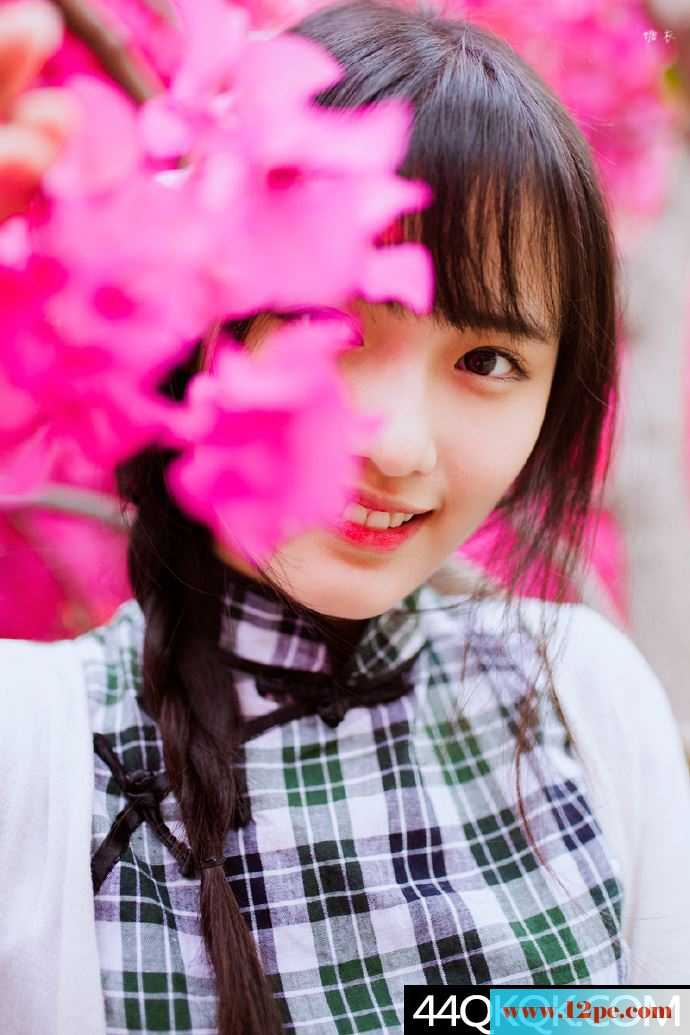 花海中的素雅小旗袍-好甜美的笑呀【12P】