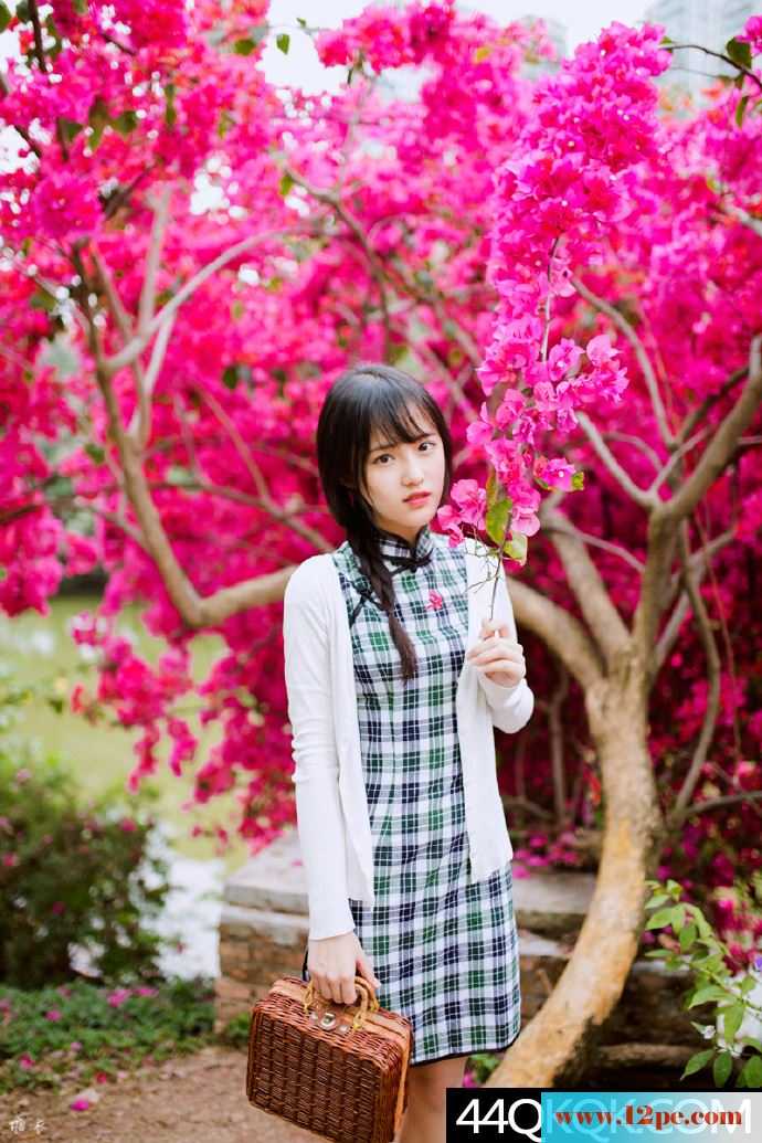 花海中的素雅小旗袍-好甜美的笑呀【12P】