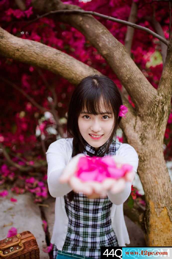 花海中的素雅小旗袍-好甜美的笑呀【12P】