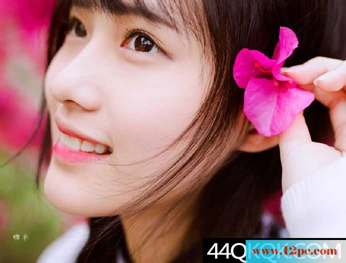 花海中的素雅小旗袍-好甜美的笑呀【12P】
