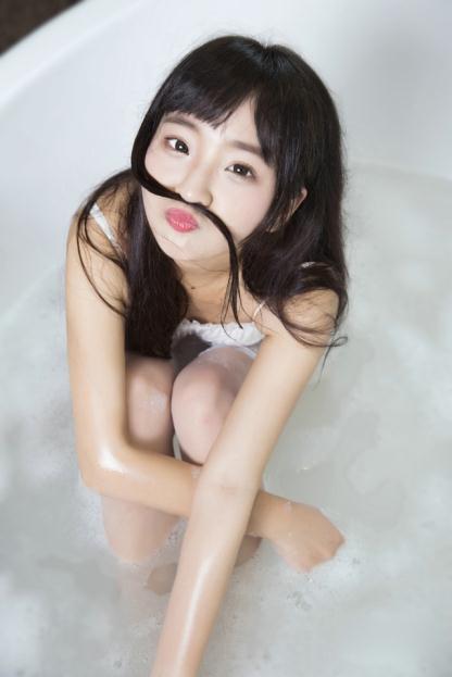90后娇小萝莉浴室湿身【10P】