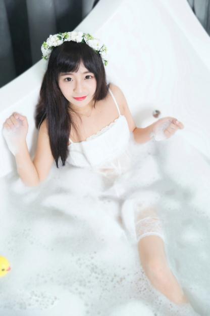 90后娇小萝莉浴室湿身【10P】