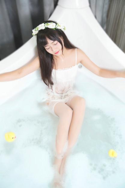 90后娇小萝莉浴室湿身【10P】
