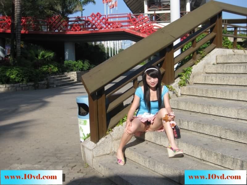 漂亮90后小姑娘户外露出拍照晚上回酒店双飞打炮