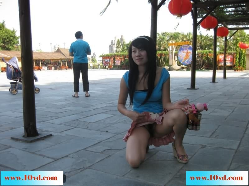 漂亮90后小姑娘户外露出拍照晚上回酒店双飞打炮