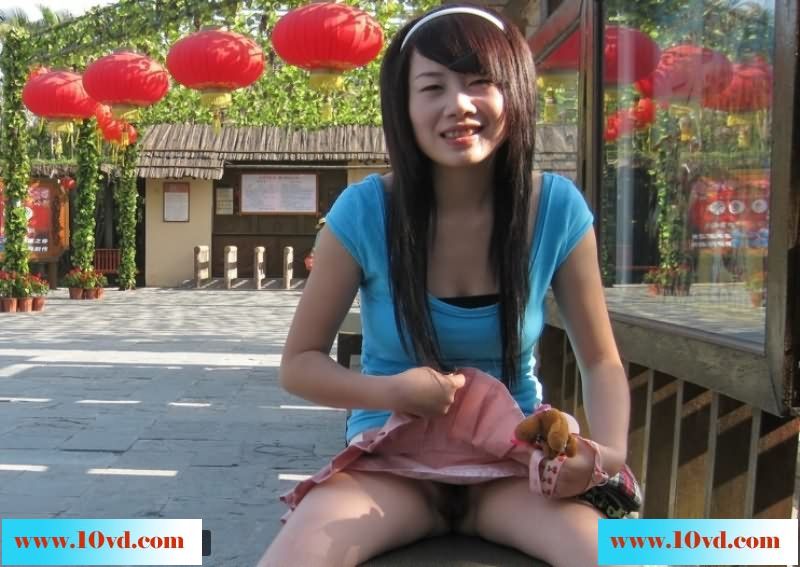 漂亮90后小姑娘户外露出拍照晚上回酒店双飞打炮
