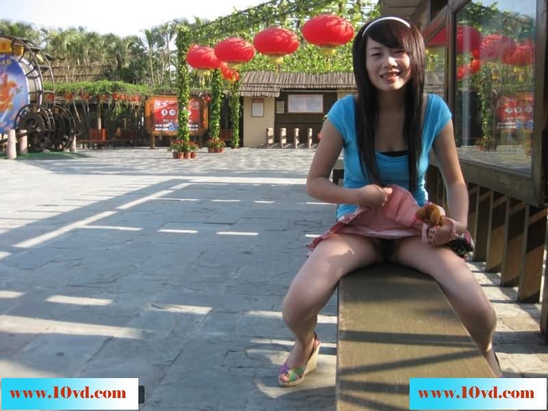 漂亮90后小姑娘户外露出拍照晚上回酒店双飞打炮