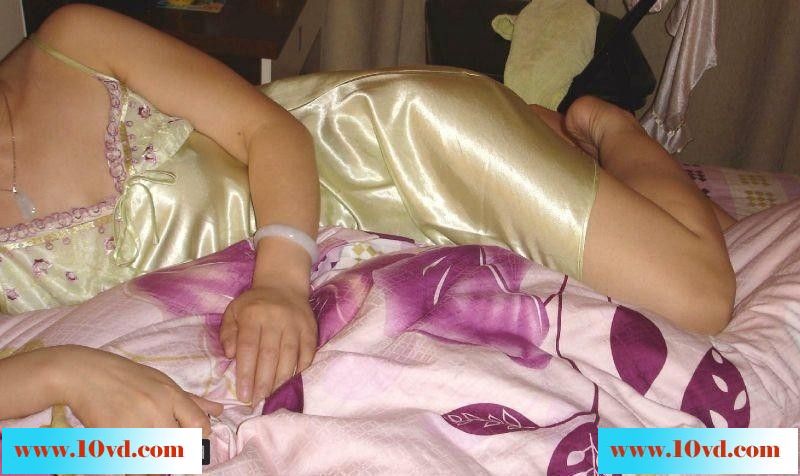 清晨躺在床上打字型老婆等我干她