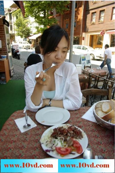 清纯小姑娘在海外游玩与男友在酒店自拍做爱图