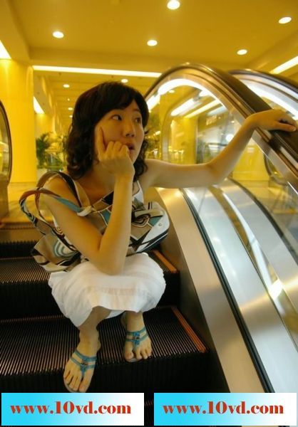 清纯小姑娘在海外游玩与男友在酒店自拍做爱图