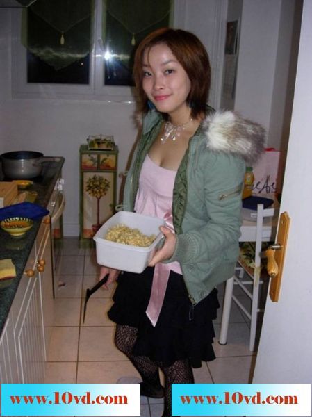 去单身同事家吃晚饭，没能忍住把她给办了