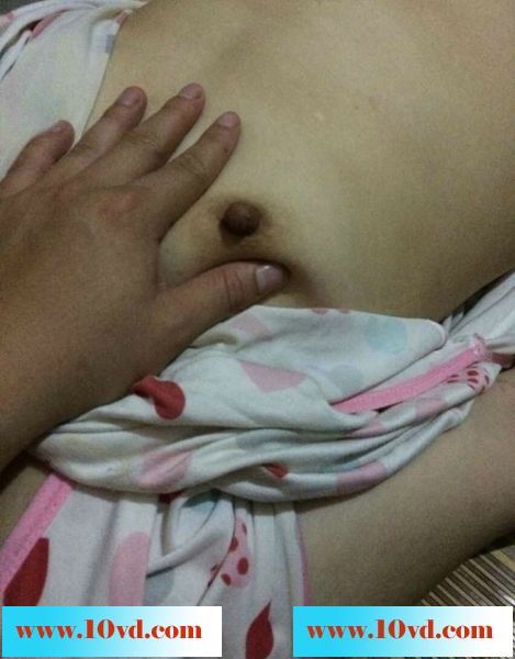 人妻说喜欢被强上，每次都要用力扯开她的内裤