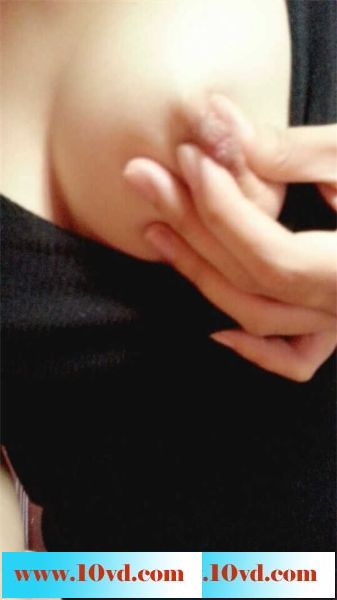 乳沟很深蝴蝶木耳很嫩的女友，自拍的图片真让