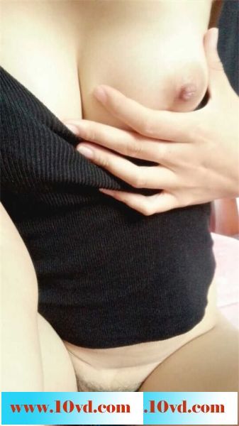 乳沟很深蝴蝶木耳很嫩的女友，自拍的图片真让