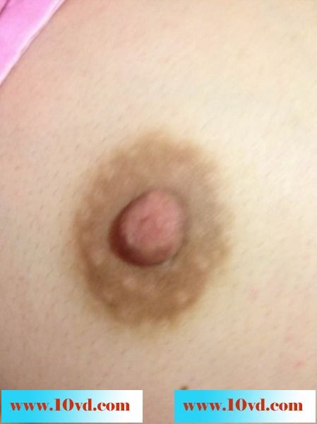 乳头圆圆的摸着很舒服木耳虽黑但是不妨碍操逼