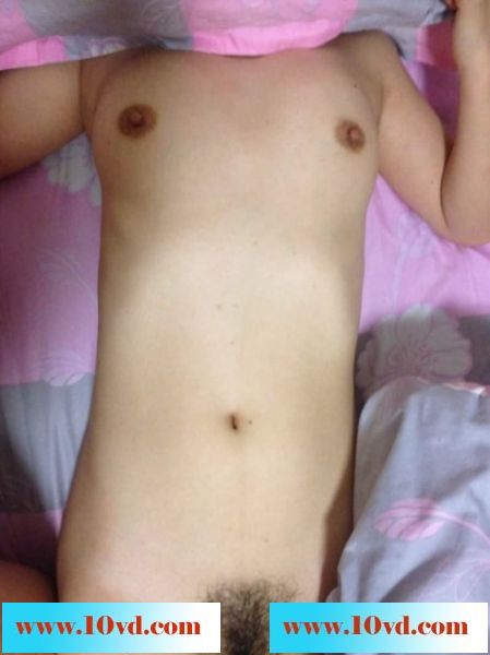 乳头圆圆的摸着很舒服木耳虽黑但是不妨碍操逼