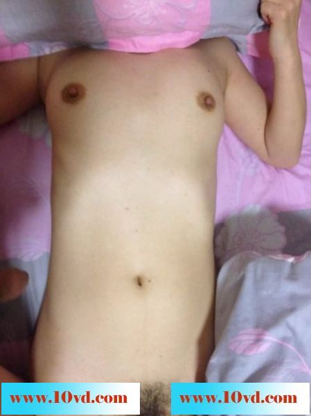 乳头圆圆的摸着很舒服木耳虽黑但是不妨碍操逼