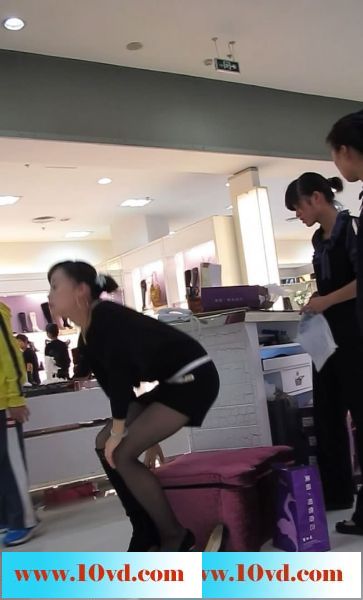 商场少妇试鞋丝袜脚抬那幺高