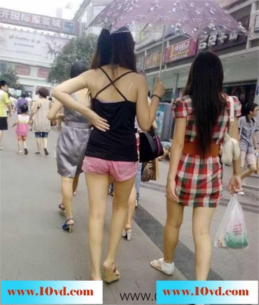 上海街头跟拍两露腿女子