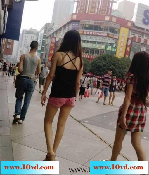 上海街头跟拍两露腿女子