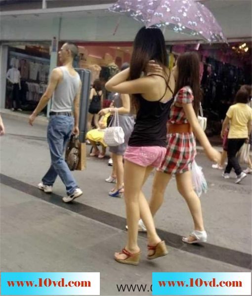 上海街头跟拍两露腿女子