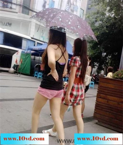 上海街头跟拍两露腿女子