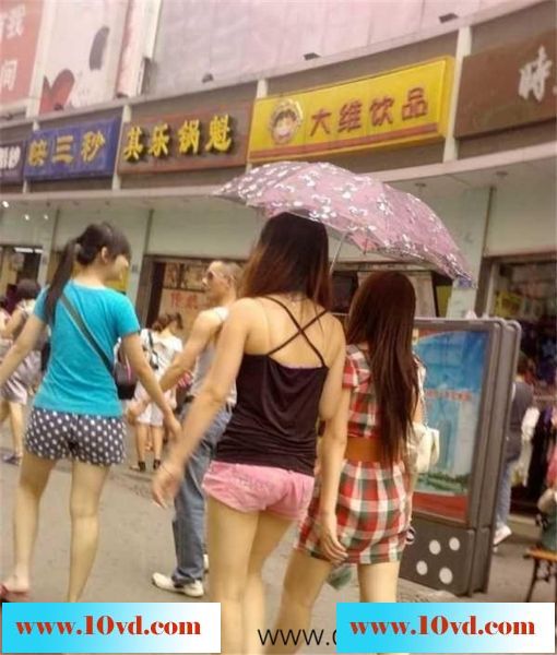 上海街头跟拍两露腿女子