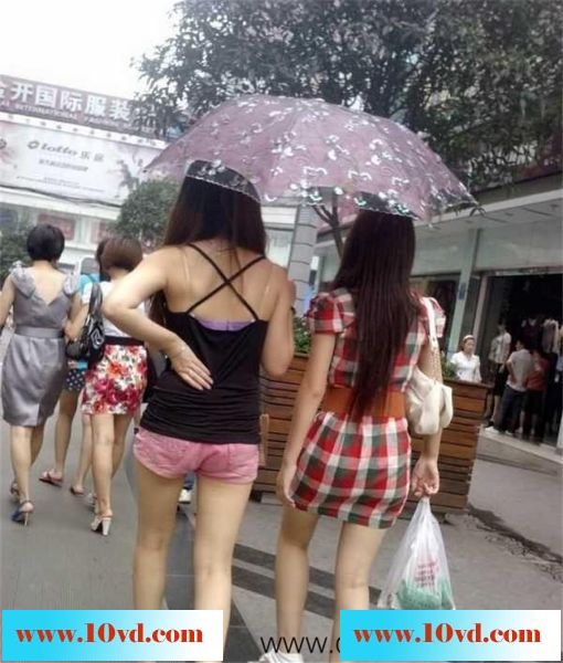 上海街头跟拍两露腿女子