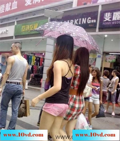 上海街头跟拍两露腿女子