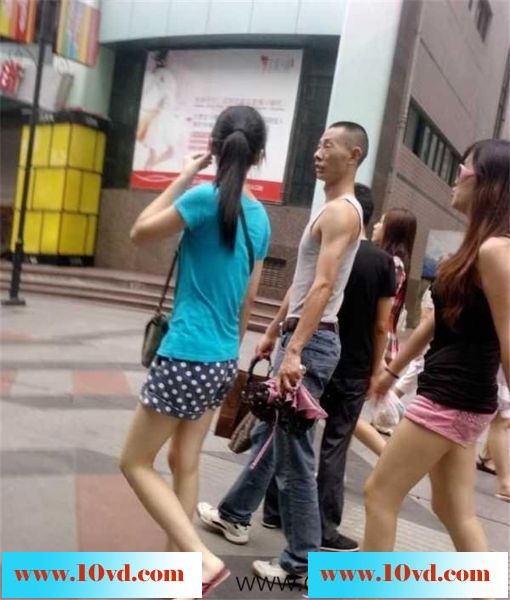 上海街头跟拍两露腿女子