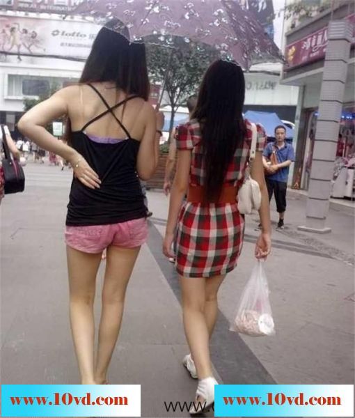 上海街头跟拍两露腿女子