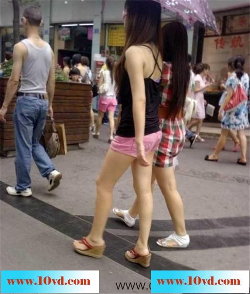 上海街头跟拍两露腿女子