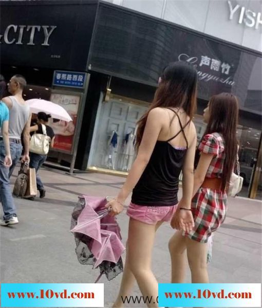 上海街头跟拍两露腿女子