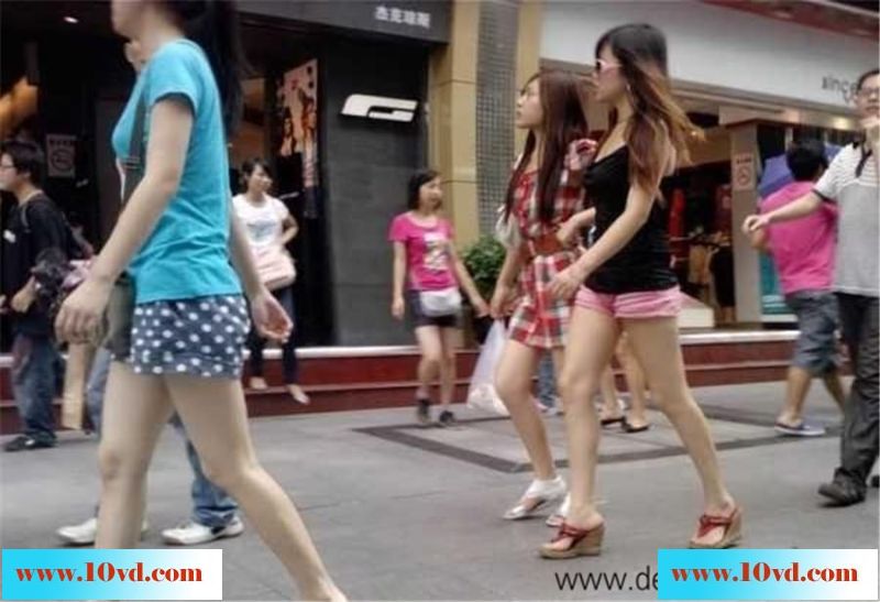 上海街头跟拍两露腿女子