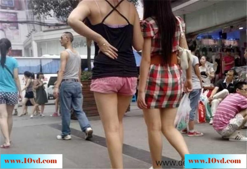 上海街头跟拍两露腿女子