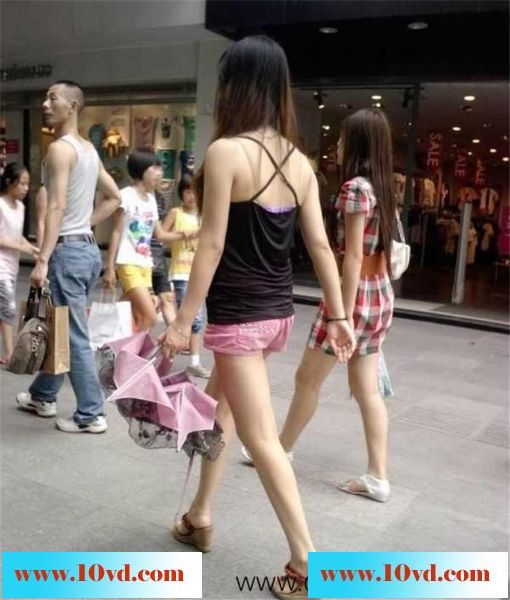 上海街头跟拍两露腿女子
