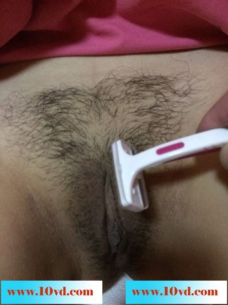 少妇把毛毛剃干净很好看，以后舔她逼逼就爽了