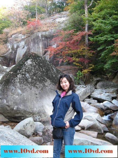 双飞两熟女那淫水根本停不下来，附带生活照