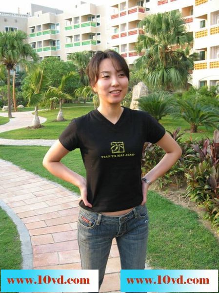 双飞两熟女那淫水根本停不下来，附带生活照