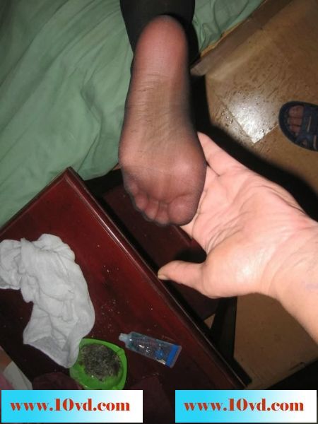 丝袜不用脱，撕破就能做，带上杜蕾斯无情爆射