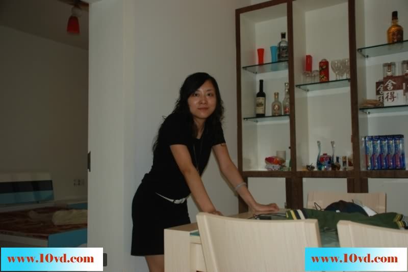 丝袜进逼不能满足她了，找了两个男的3P她才舒服