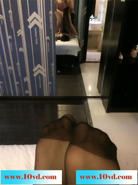 丝袜美女的黑木耳水多的可以用盆来装了