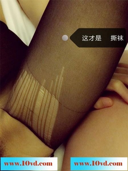 丝袜美女的黑木耳水多的可以用盆来装了