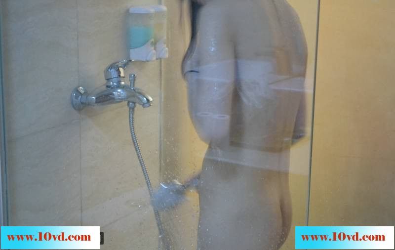 偷拍娘子沐浴图，两个小乳房非常圆哦